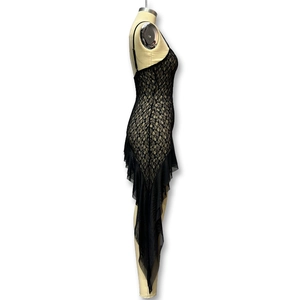 Vue détaillée de la robe nuisette en dentelle noire avec ourlet à volants ajouré