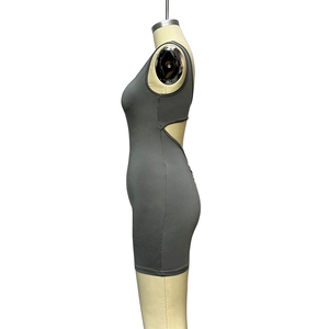 Détail d'un body sans manches gris foncé dos nu avec design ajouré et plissé