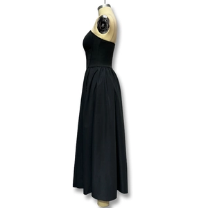 Vue latérale de la robe midi noire bustier avec taille corsetée et jupe évasée en ligne A
