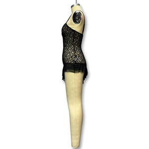 Vue détaillée de la robe en dentelle florale noire avec mesh transparent et bretelles