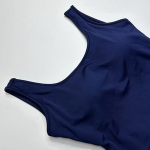 Texture détaillée du body bleu marine sans manches avec tissu élastique et surpiqûres