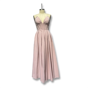 Détail de robe longue en satin mauve avec corsage à baleines et jupe plissée ligne A