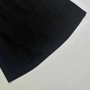 Gros plan sur l'ourlet à double couture d'une robe de soirée noire dos nu sexy