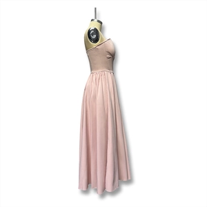 Vue latérale d'une robe maxi bustier rose clair avec une taille corsetée structurée