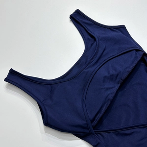 Détail d'un body dos nu bleu marine avec un design élégant de brides croisées