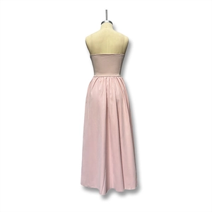 Détails de la robe longue rose sans bretelles avec bustier et jupe plissée