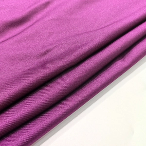 Vue détaillée du tissu en maille côtelée violette avec un éclat soyeux et une texture
