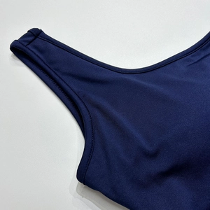 Vue rapprochée du tissu en maille bleu foncé avec texture côtelée et coutures précises