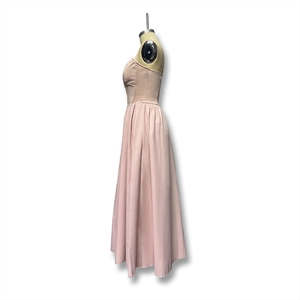 Vue détaillée de la robe bustier rose montrant les baleines en V et la taille cintrée