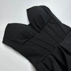 Détail d'une robe corset noire avec soutien-gorge en V et coutures de baleines structurées