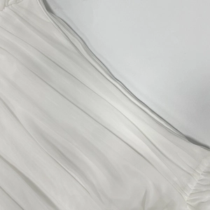 Detaillierte Makroansicht des weißen Mesh-Stoffs mit eleganten Falten und Textur