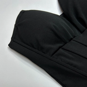 Détail d'une robe bustier noire avec bonnets rembourrés et texture plissée élégante