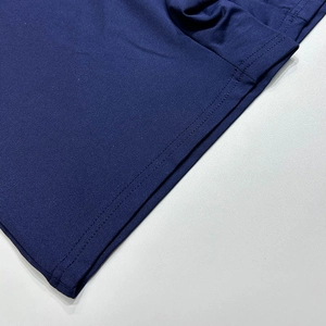 Gros plan sur le tissu en maille bleu marine avec une couture double aiguille professionnelle