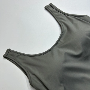 Gros plan sur un body sans manches gris-vert montrant les détails de couture à double aiguille