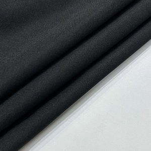Vue détaillée du tissu tissé noir avec une texture mate dense et structure fine