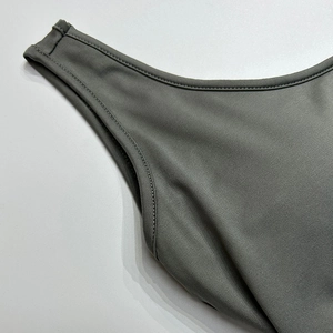 Gros plan sur la double couture et la texture côtelée de ce body sexy avec dos nu élégant