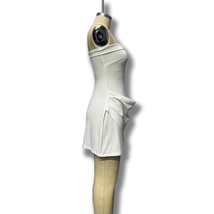 Détail de la robe courte moulante blanche bustier avec design drapé latéral élégant