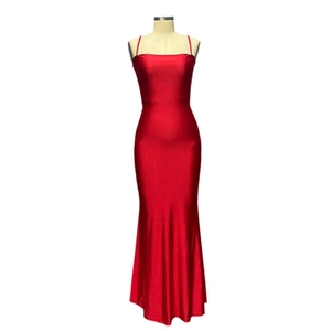 Robe longue élégante en satin rouge à fines bretelles et coupe sirène pour soirées chic