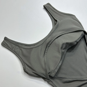 Vue macro des coutures sans couture et du tissu élastique d'un body de yoga gris