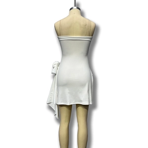 Gros plan détaillé de la robe bustier blanche moulante avec un design à volants latéraux
