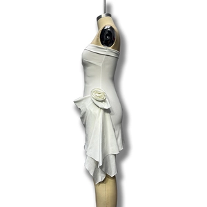 Détail de la robe bustier blanche avec une grande rose 3D et des volants drapés latéraux