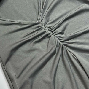 Détail du col en V avec design froncé sur un body sans manches vert olive pour femmes