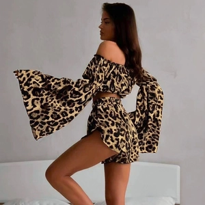 Dames tweedelige set met panterprint, off-shoulder top met uitlopende mouwen en hoge taille short