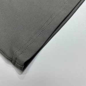 Vue détaillée du tissu en maille côtelée grise avec couture professionnelle à double aiguille
