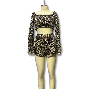 Detailweergave van luipaardprint crop top met blote schouders en bijpassende short op pop