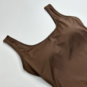 Détail du body dos nu marron foncé avec larges bretelles et décolleté en U élégant