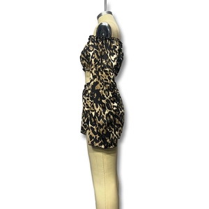 Detailweergave van leopard print off-shoulder crop top en hoge taille shorts set