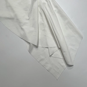 Gros plan sur la texture du tissu blanc mat avec des plis naturels pour robes moulantes