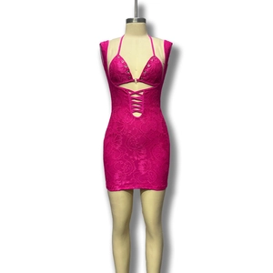 Robe mini sexy rose fuchsia en dentelle avec licou et détails ajourés