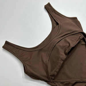 Détail du body dos nu marron café montrant le tissu élastique et les coutures soignées