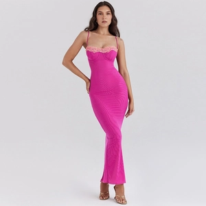 Détail de la robe moulante rose fuchsia avec bordure en dentelle rose clair sur le buste
