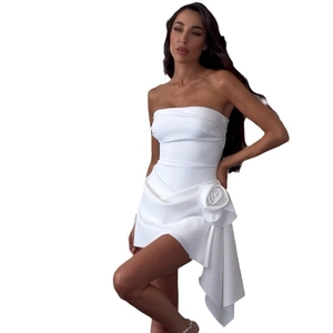 Robe moulante blanche sans manches avec rose 3D et jupe drapée asymétrique chic