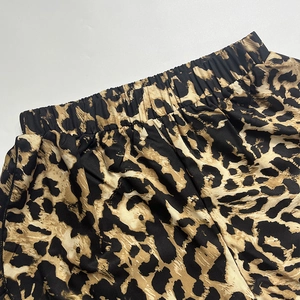 Detail van de elastische tailleband op een luipaardprint short met fijne textuur
