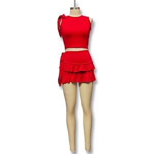 Dettagli del set rosso due pezzi con crop top senza maniche e minigonna con volant