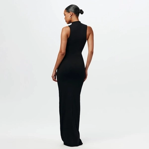 Robe longue moulante sans manches à col montant en noir, vue arrière montrant la silhouette