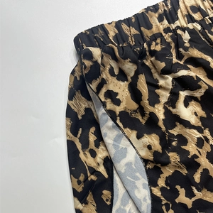 Detailweergave van de elastische luipaard tailleband met zijsplit op de zomer short