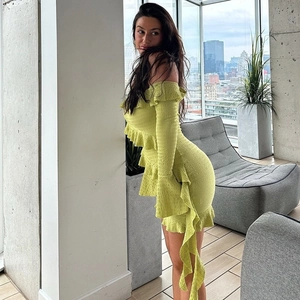 Détail de la robe vert citron à épaules dénudées avec volants et texture plissée chic
