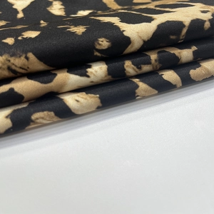 Detail van de stof met luipaardprint in zwart en beige voor de zomerse kledingset