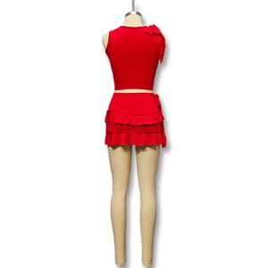 Dettaglio completo rosso due pezzi con crop top a fiocco e minigonna a volant