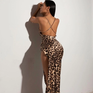 Détail de robe léopard avec bretelles chaîne dorées et design dos nu croisé