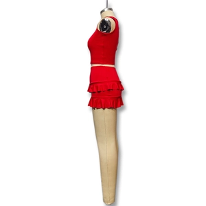 Dettaglio completo rosso a due pezzi con crop top senza maniche e minigonna con volant