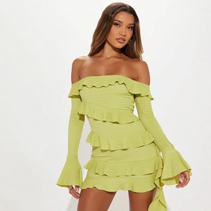 Détail de la robe vert citron à épaules dénudées avec volants et manches cloches évasées