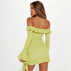 Vue détaillée du dos d'une robe verte citron à épaules dénudées avec des volants