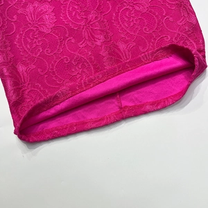 Détail de la dentelle florale rose rouge avec doublure lisse et finitions de couture