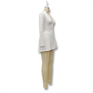 Detailansicht weißes langärmliges Blazer-Kleid mit V-Ausschnitt und Plissee-Rock