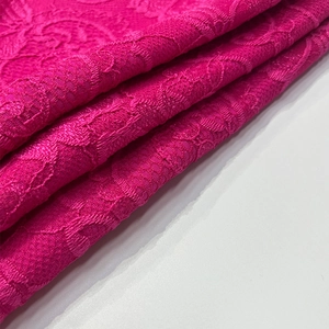 Vue macro détaillée du tissu jacquard rouge rose avec texture de dentelle de qualité